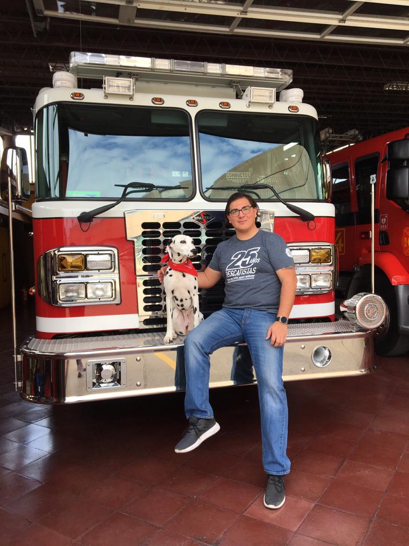 Hi I'm Patricio, I work in the health area in data analysis, I like basketball, collecting comics, my favorite is the DC Vertigo series and traveling with my girlfriend.